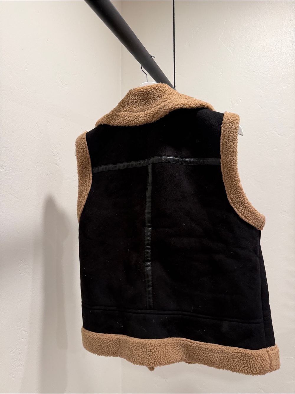 Vero Moda Black & Tan Sherpa Moto Vest - Picture 2 of 5